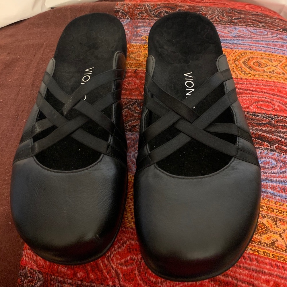 Vionic Claire leather mule with criss cross straps
